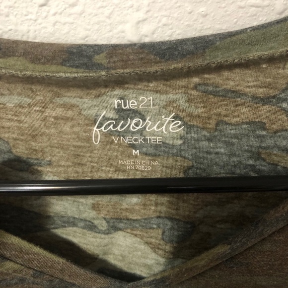 A simple Camo V-neck tee - Picture 3 of 3